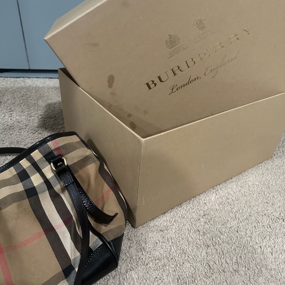 Classic Burberry Purse. Measurements are in the images.  Box included. - Picture 2 of 7